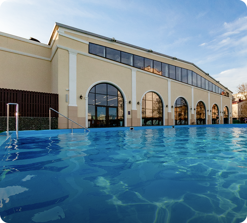 Бассейн с гидромассажем. Есть дорожки для плавания.